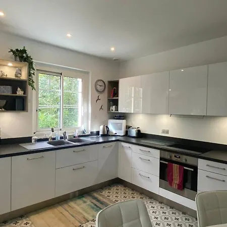 A 350 M De La Plage, Superbe T3 Renove Avec Terrasse Et Jardin, Quartier Calme, Internet Inclus - Fr-1-433-92 Appartement